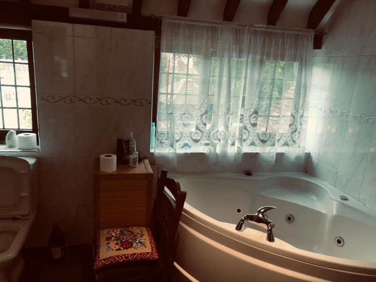 Tudor House - Double Room - Shared Bathroom Goff's Oak Exterior photo