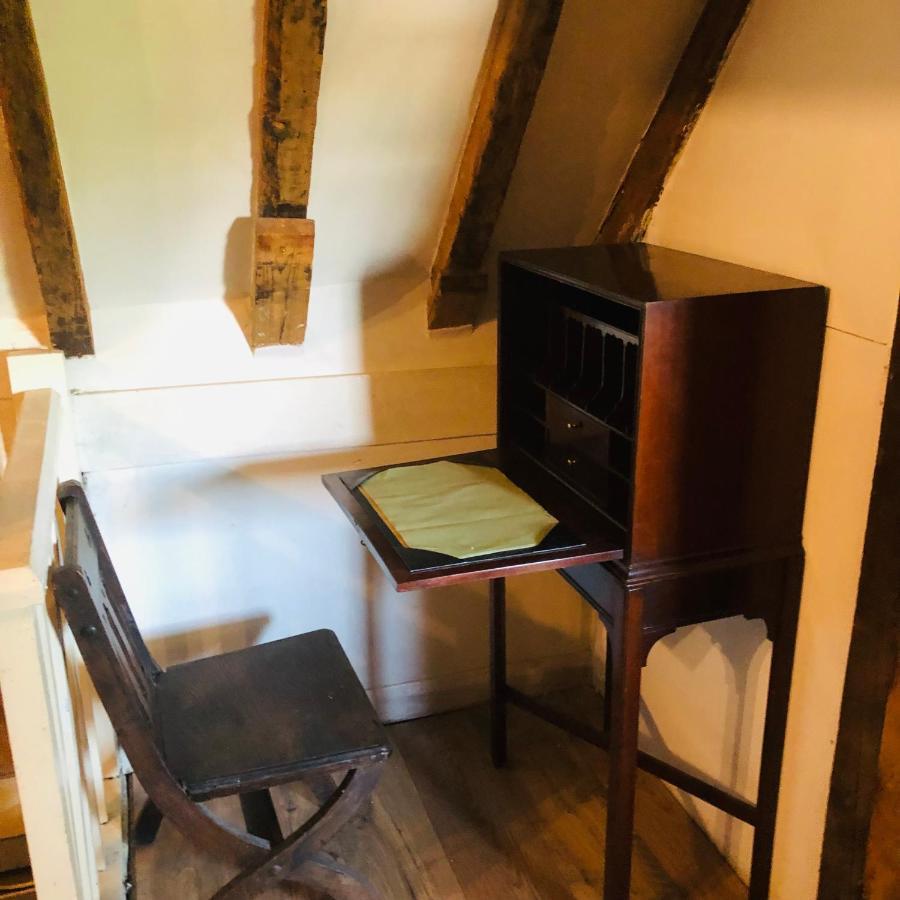 Tudor House - Double Room - Shared Bathroom Goff's Oak Exterior photo