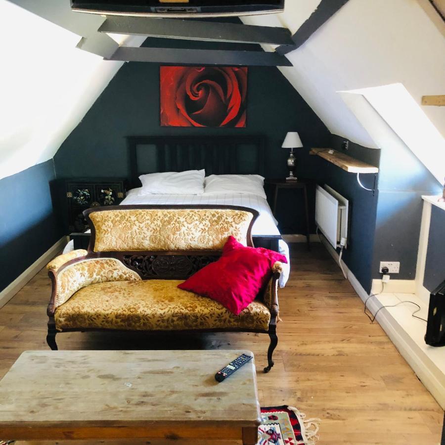Tudor House - Double Room - Shared Bathroom Goff's Oak Exterior photo