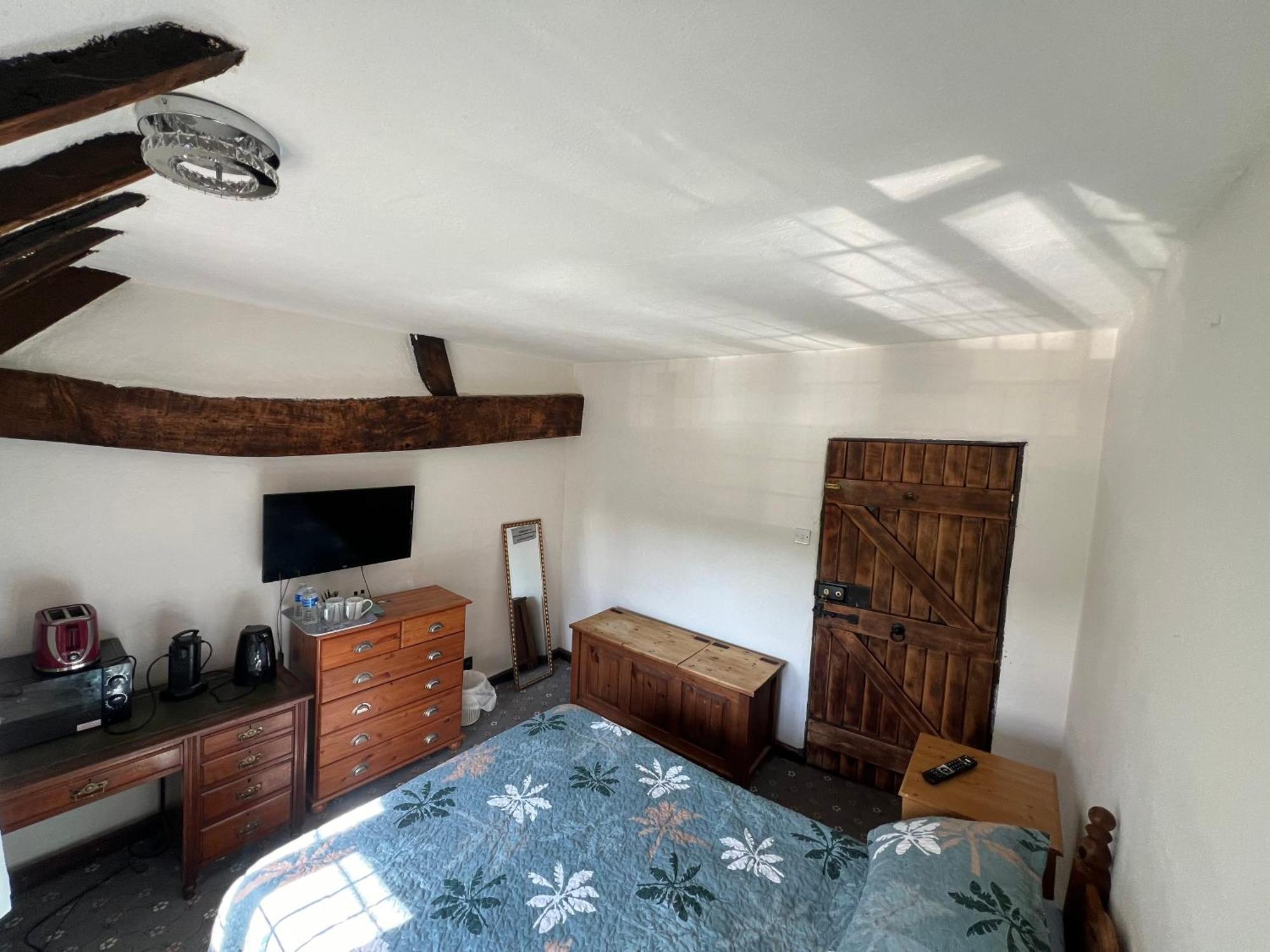 Tudor House - Double Room - Shared Bathroom Goff's Oak Exterior photo